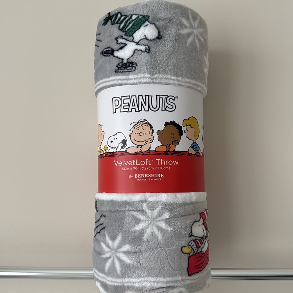 NEW Peanuts Snoopy Ice Skating Sledding Snowflake Christmas Blanket Throw